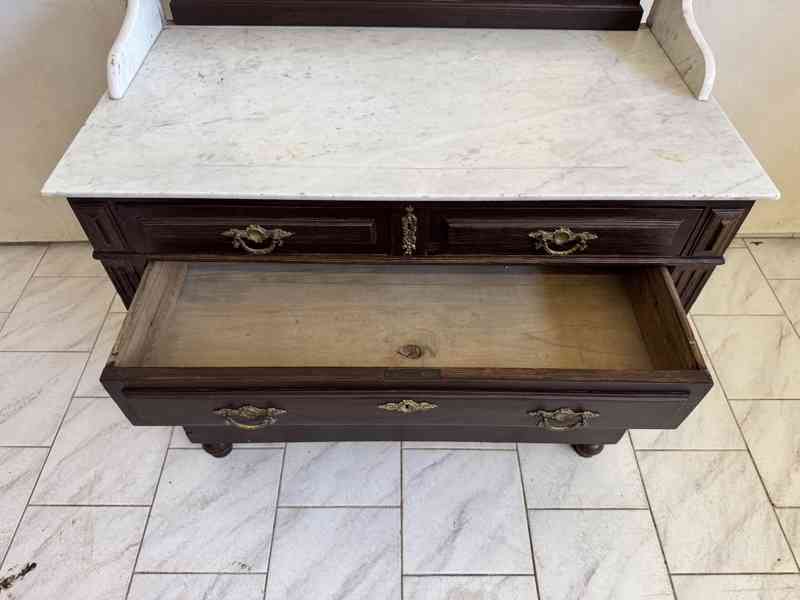 Starožitná toaletní komoda  - foto 8