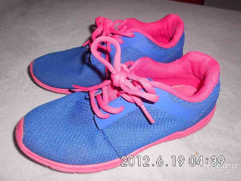Prodám dětské modro - růžové běžecké tenisky, vel. 34 - foto 1