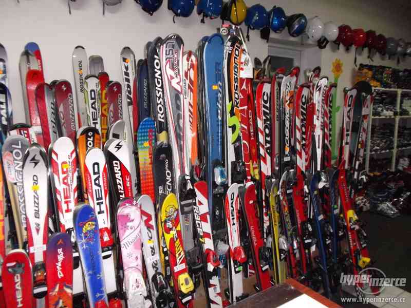 Dětská lyžařská výbava - lyže, lyžáčky, hole, helma - foto 1