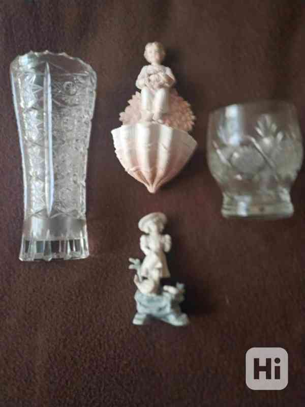 Broušené sklo a porcelánové figurky