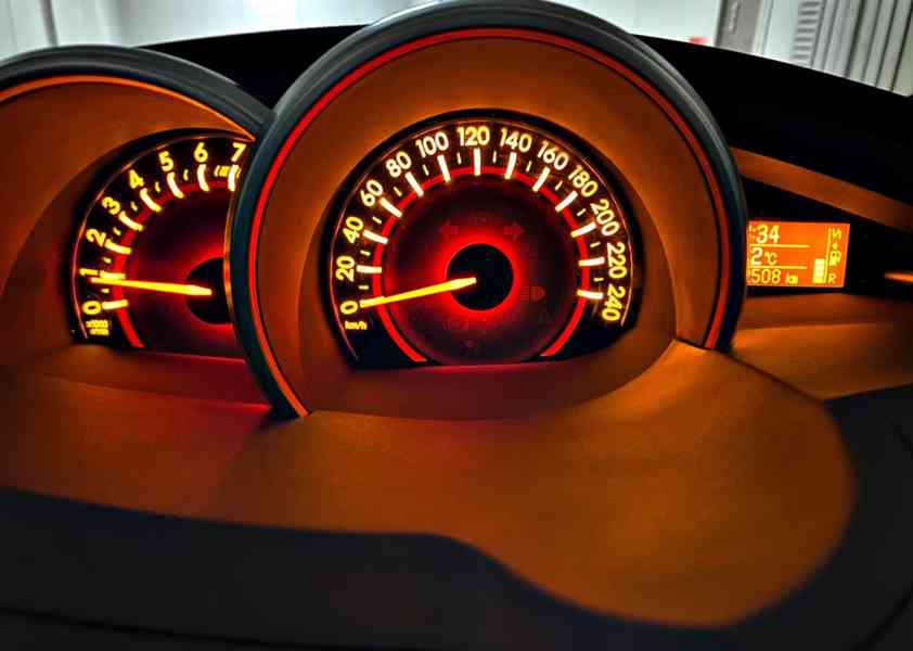 Toyota Verso 1.8i 7míst benzín 108kw - foto 9