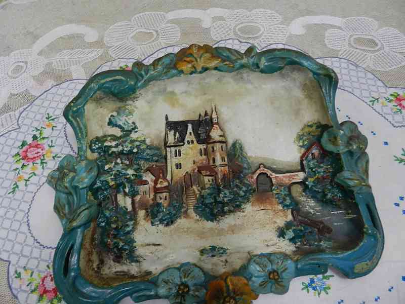Secesní malovaný keramický Obrázek Zámek plastický dekor - foto 1