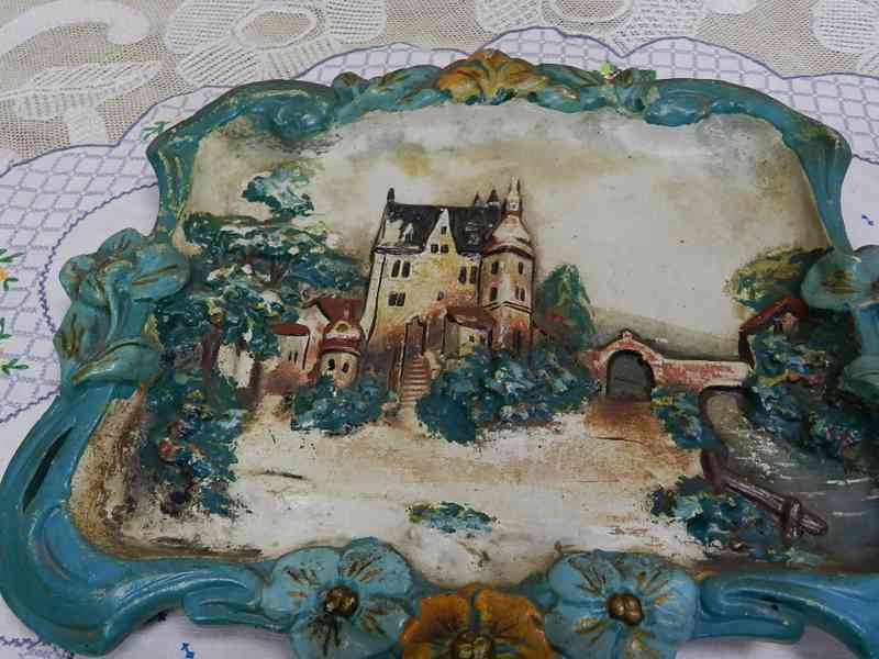 Secesní malovaný keramický Obrázek Zámek plastický dekor - foto 3