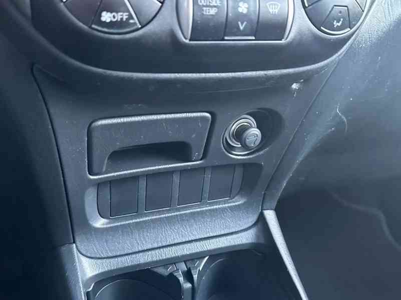 Toyota RAV 4 2.0i Sol 4x4 benzín 110kw - foto 27