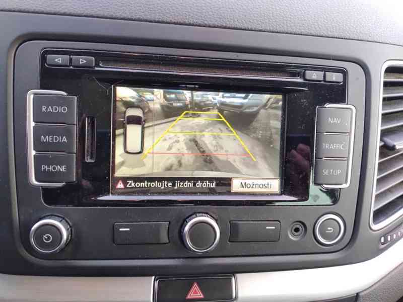 VOLKSWAGEN SHARAN 2.0 TDI DSG PANORAMA 7 MÍST SERVISKA - foto 23