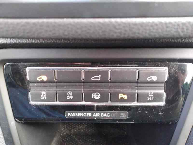 VOLKSWAGEN SHARAN 2.0 TDI DSG PANORAMA 7 MÍST SERVISKA - foto 28