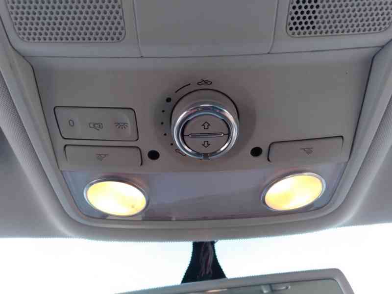 VOLKSWAGEN SHARAN 2.0 TDI DSG PANORAMA 7 MÍST SERVISKA - foto 35