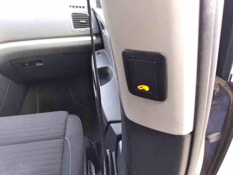 VOLKSWAGEN SHARAN 2.0 TDI DSG PANORAMA 7 MÍST SERVISKA - foto 33