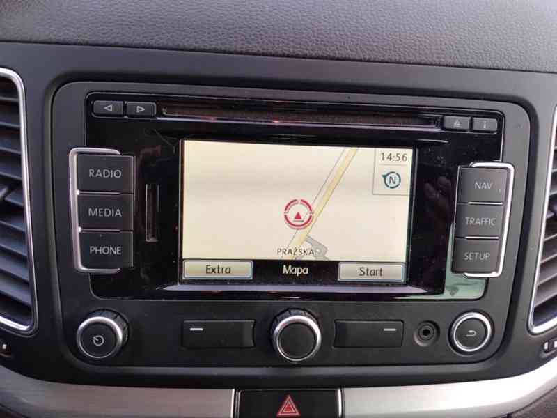 VOLKSWAGEN SHARAN 2.0 TDI DSG PANORAMA 7 MÍST SERVISKA - foto 25