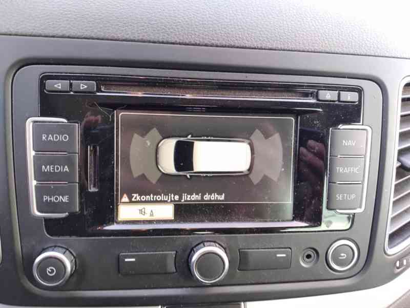 VOLKSWAGEN SHARAN 2.0 TDI DSG PANORAMA 7 MÍST SERVISKA - foto 24