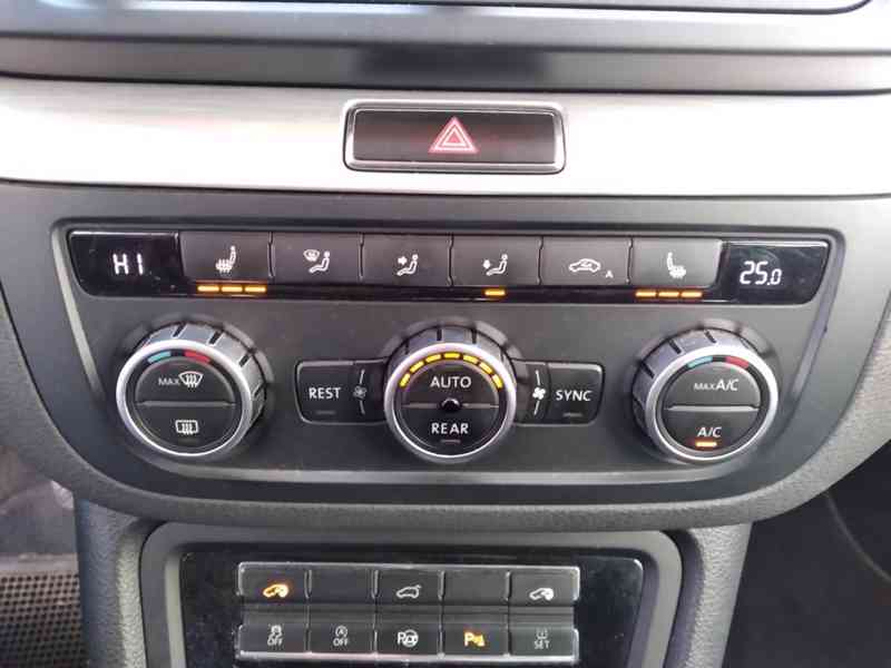 VOLKSWAGEN SHARAN 2.0 TDI DSG PANORAMA 7 MÍST SERVISKA - foto 27