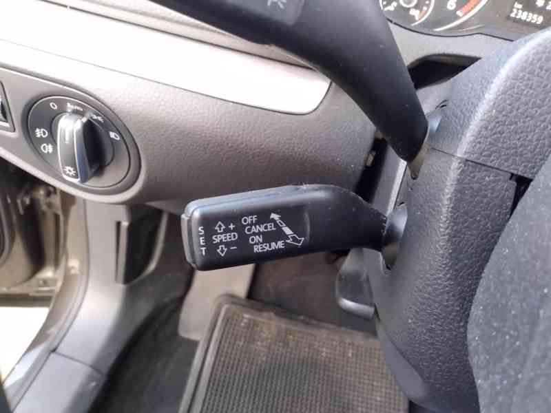 VOLKSWAGEN SHARAN 2.0 TDI DSG PANORAMA 7 MÍST SERVISKA - foto 37