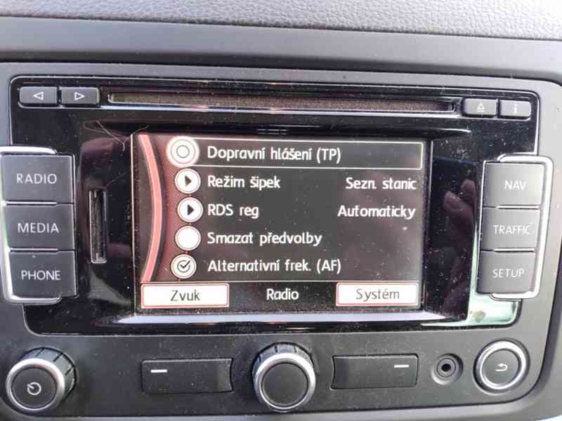 VOLKSWAGEN SHARAN 2.0 TDI DSG PANORAMA 7 MÍST SERVISKA - foto 26