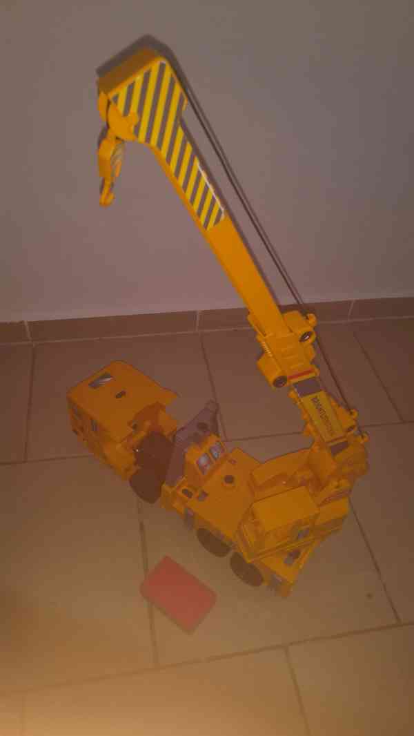 Jeřáb žlutý 36cm Brightlit, dřevěné kostky, povolání, UNO - foto 6