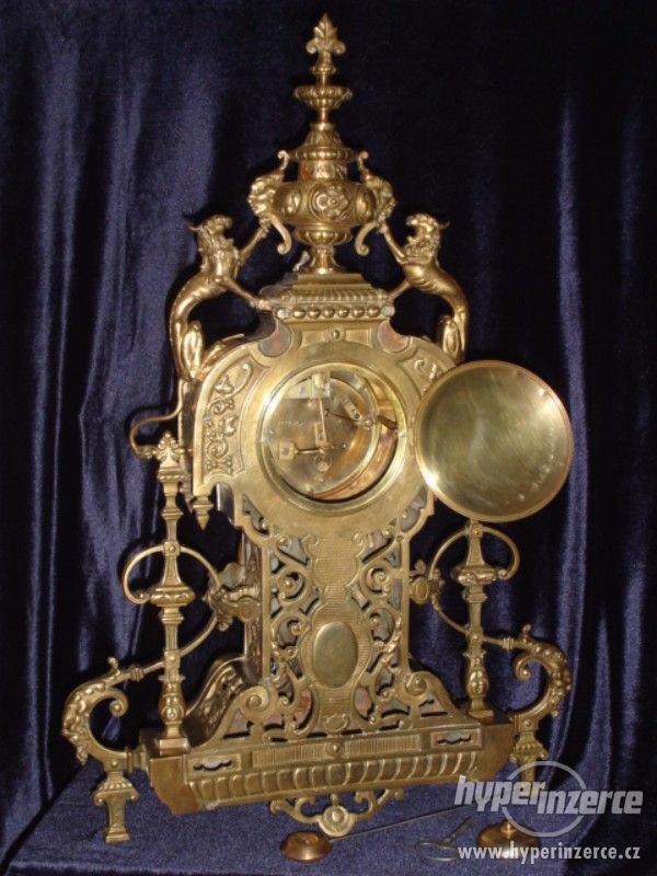 Krbové, bronzové hodiny s originál svícny-2 ksTOP STAV - foto 7