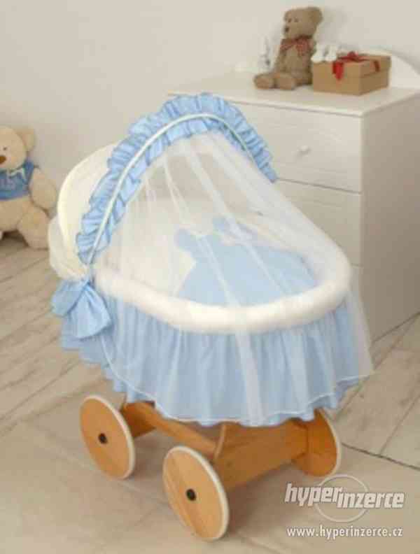 Proutěný košík s boudičkou pro miminko s kompletním vybavení - foto 1