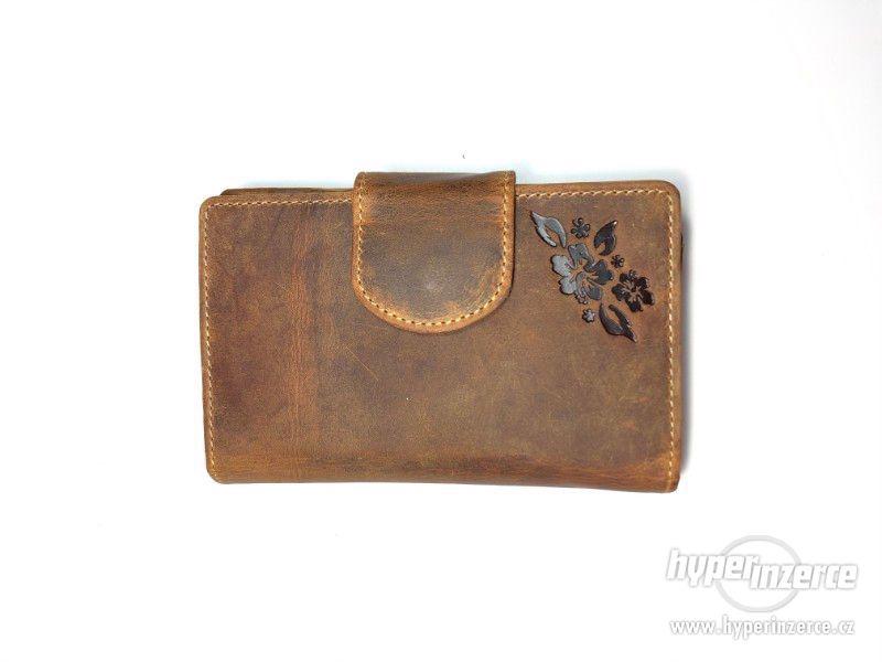 Dámská kožená peněženka s knoflíkem - hnědá - foto 1