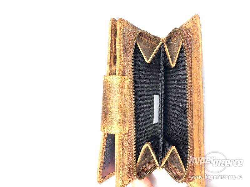 Dámská kožená peněženka s knoflíkem - hnědá - foto 4
