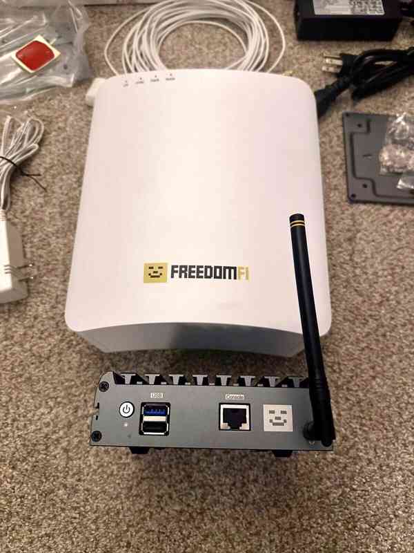 FreedomFi 5G Helium HNT Miner + Indoor CBRS Small Cell Radio - foto 1