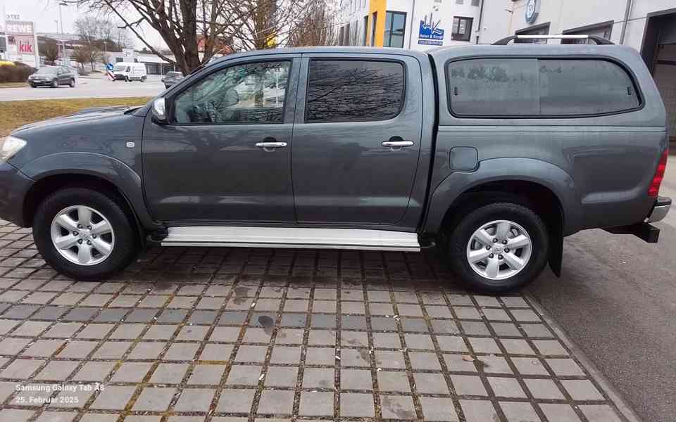 Toyota Hilux 3,0D4D Double Cab Executive 126kw - foto 23