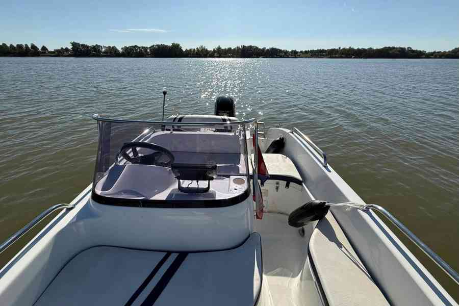 Použitá motorová loď Galeon Galia 475 bez motoru r.v. 2004 - foto 8