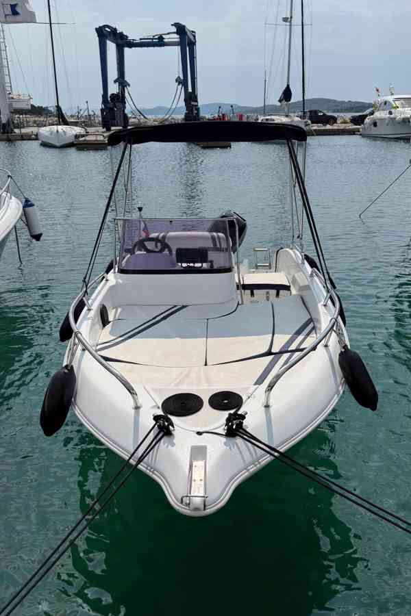 Použitá motorová loď Galeon Galia 475 bez motoru r.v. 2004 - foto 3