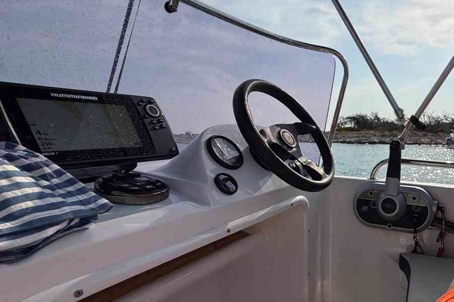 Použitá motorová loď Galeon Galia 475 bez motoru r.v. 2004 - foto 6