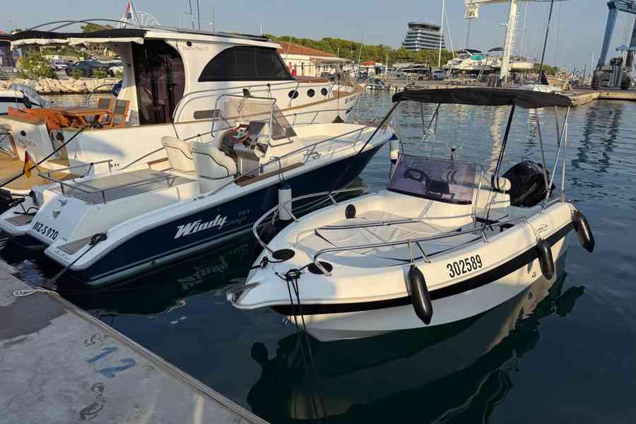 Použitá motorová loď Galeon Galia 475 bez motoru r.v. 2004 - foto 2