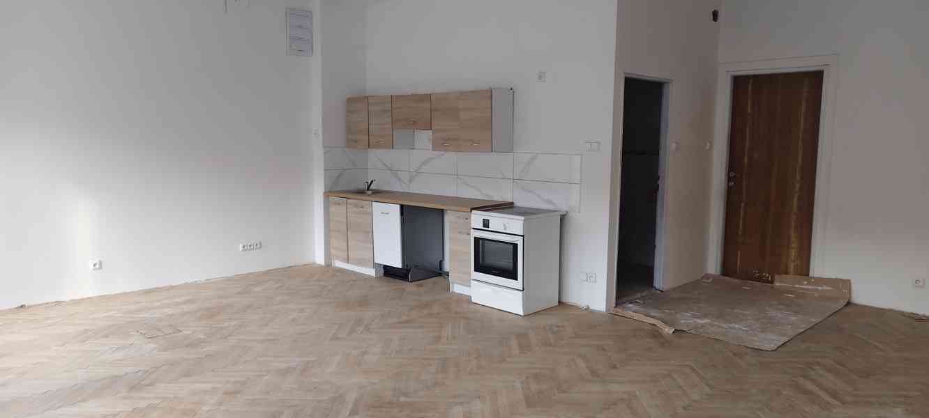 Dlouhodobě pronajmu hezkou garsoniéru s balkónem v centru. - foto 2