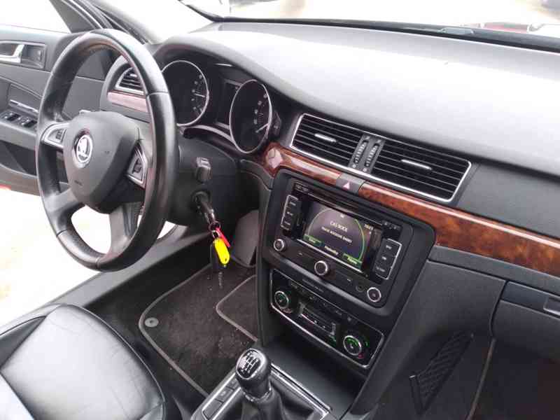 ŠKODA SUPERB COMBI 2.0 TDI ELEGANCE AC,NAVI,KŮŽE,SERVISKA - foto 19