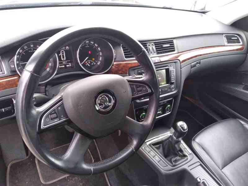 ŠKODA SUPERB COMBI 2.0 TDI ELEGANCE AC,NAVI,KŮŽE,SERVISKA - foto 17