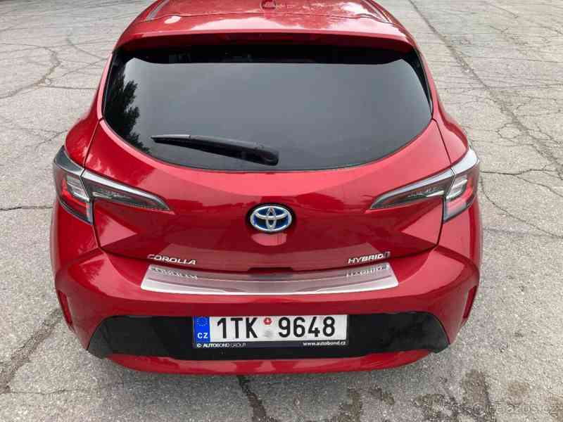 Corolla Executive 1,8 Hybrid Červená karmínová 7/2019  - foto 7