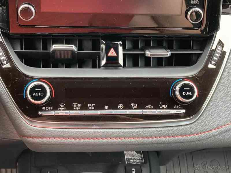 Corolla Executive 1,8 Hybrid Červená karmínová 7/2019  - foto 3