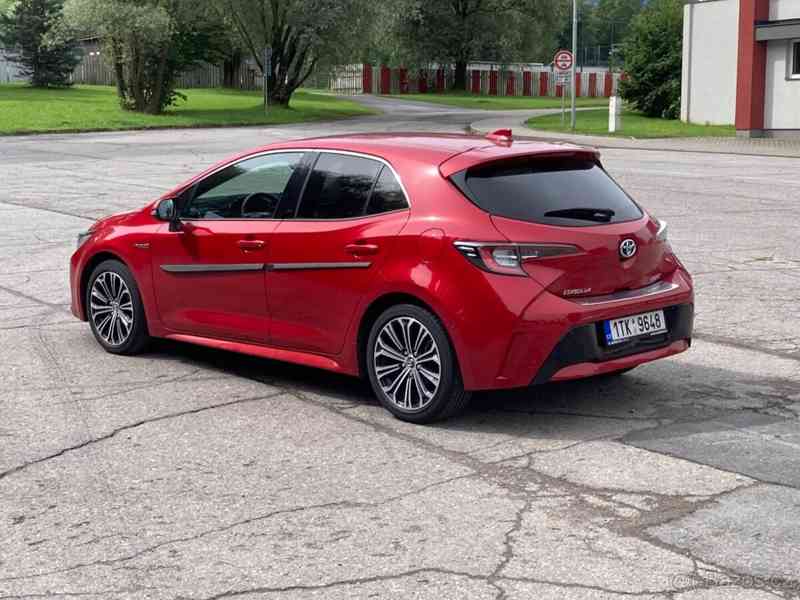 Corolla Executive 1,8 Hybrid Červená karmínová 7/2019  - foto 5