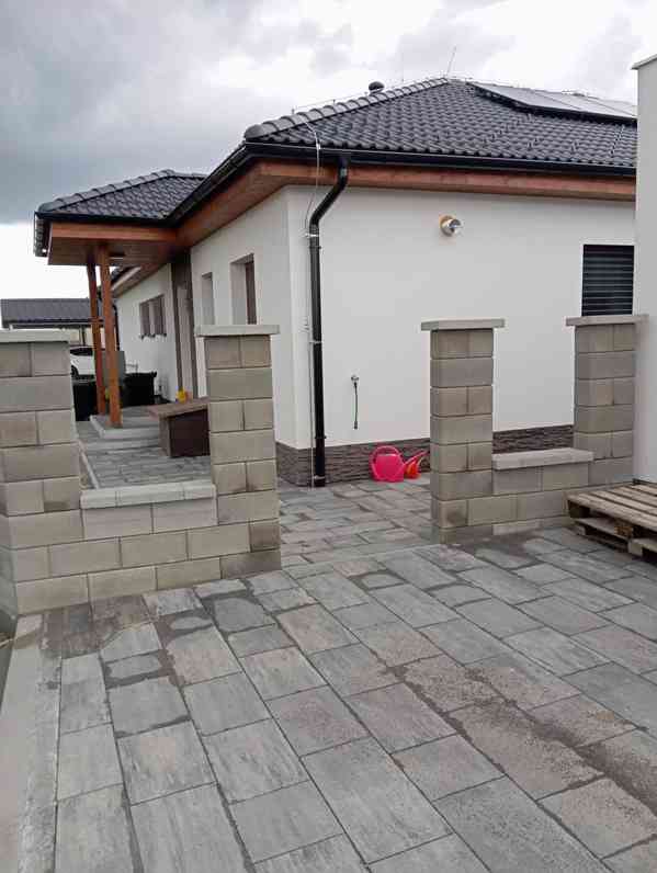 Montáž zamkove dlažby a stauba plotu  - foto 2