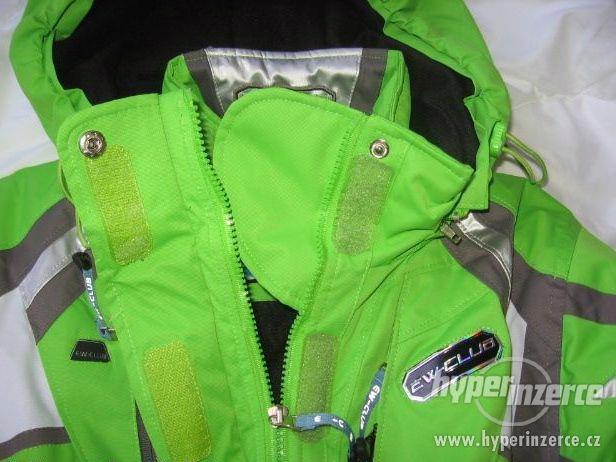 Zelenošedobílá lyžařská bundička na zimní aktivity - foto 9