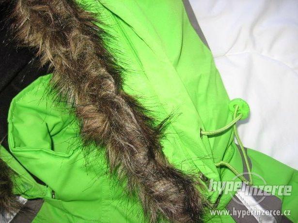 Zelenošedobílá lyžařská bundička na zimní aktivity - foto 10