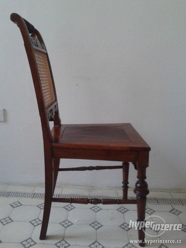 Starožitné dřevěné židle - foto 11