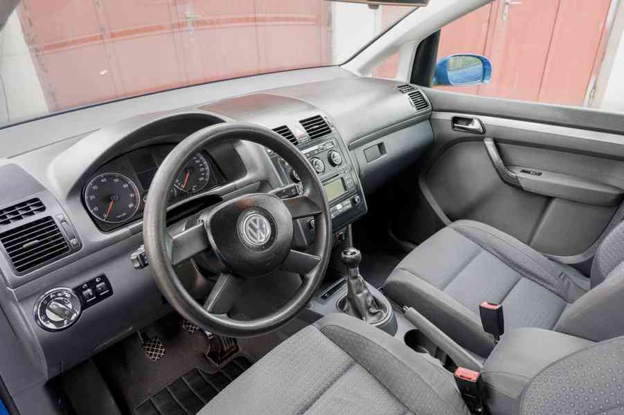 VW Touran 1.6 FSI 85 kW, 7 míst, STK 2028, velmi zachovalý - foto 6