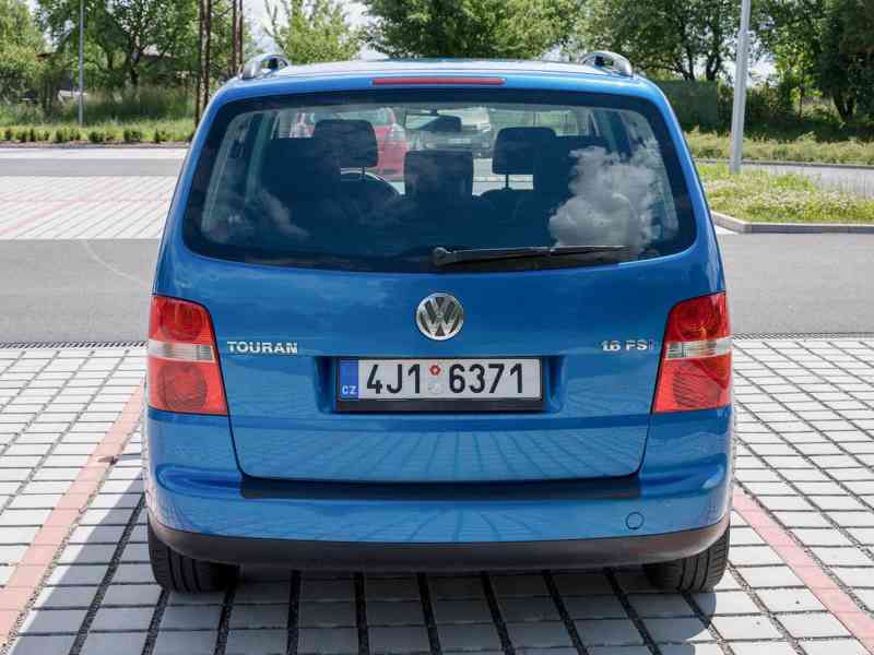 VW Touran 1.6 FSI 85 kW, 7 míst, STK 2028, velmi zachovalý - foto 4