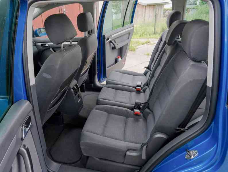 VW Touran 1.6 FSI 85 kW, 7 míst, STK 2028, velmi zachovalý - foto 8