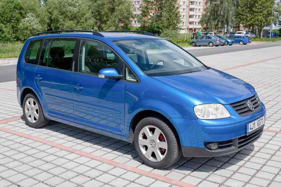 VW Touran 1.6 FSI 85 kW, 7 míst, STK 2028, velmi zachovalý - foto 2