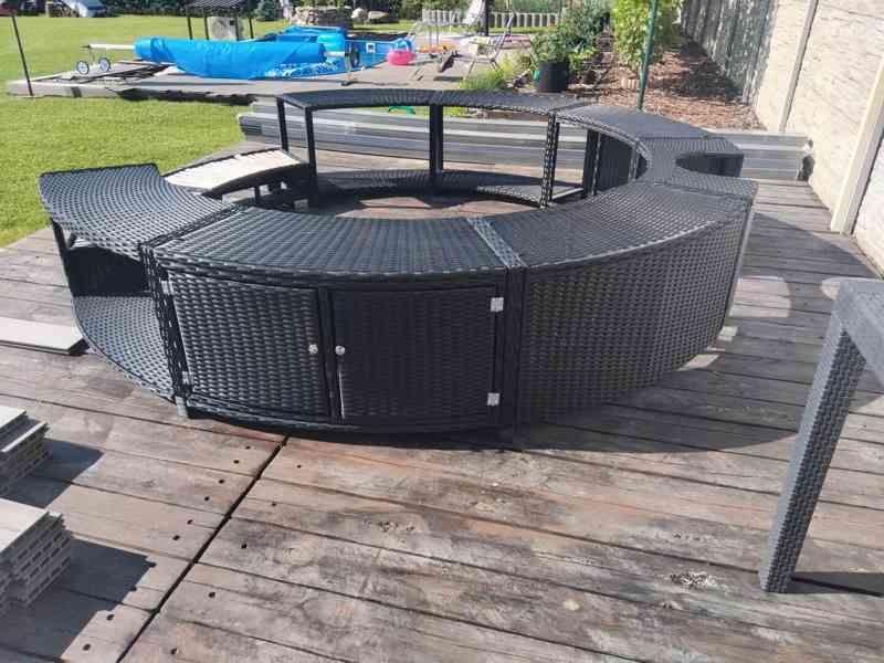 Kruhovy ratanovy nabytek