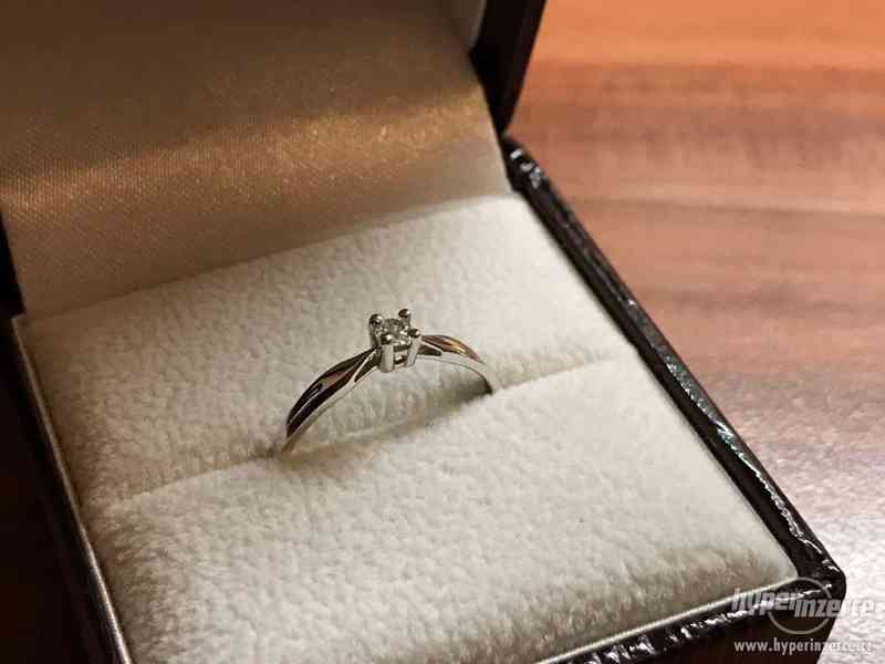 Zásnubní prsten z bílého zlata s diamantem - foto 2