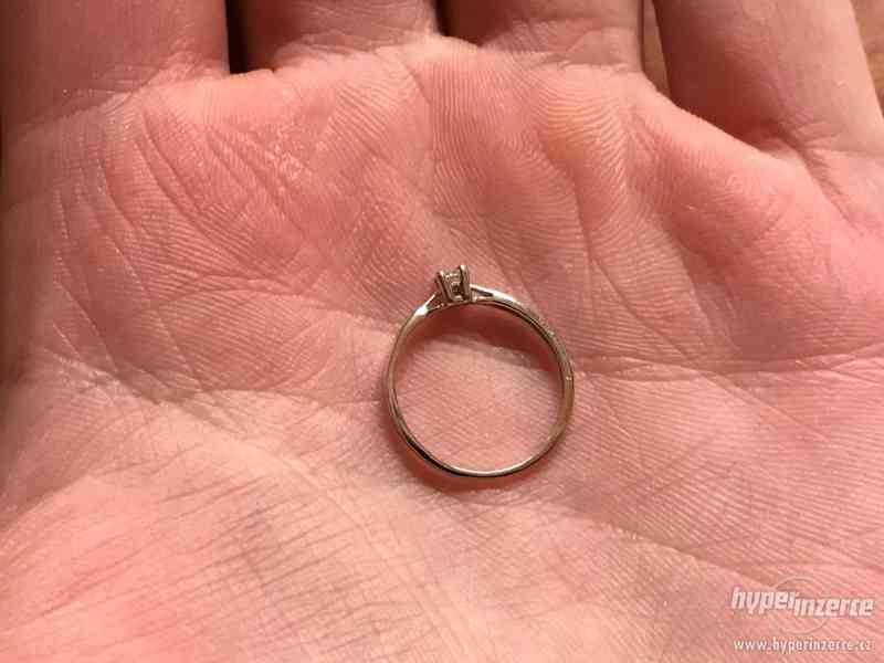 Zásnubní prsten z bílého zlata s diamantem - foto 3