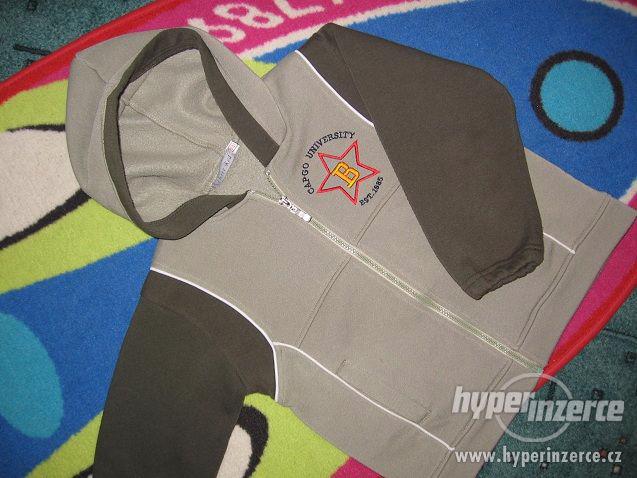 MIKINA S KAPUCÍ, KAPSAMI A APLIKACÍ,zn.THREE RED,vel.cca 128 - foto 1