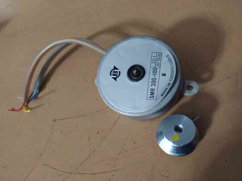 SMR 300 - 100 (220V) motor gramofonu Tesla - foto 1