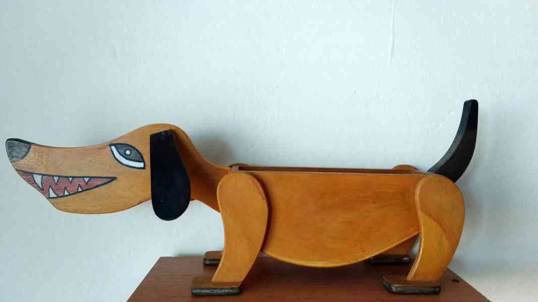 Dřevěný pes s "úložným prostorem"