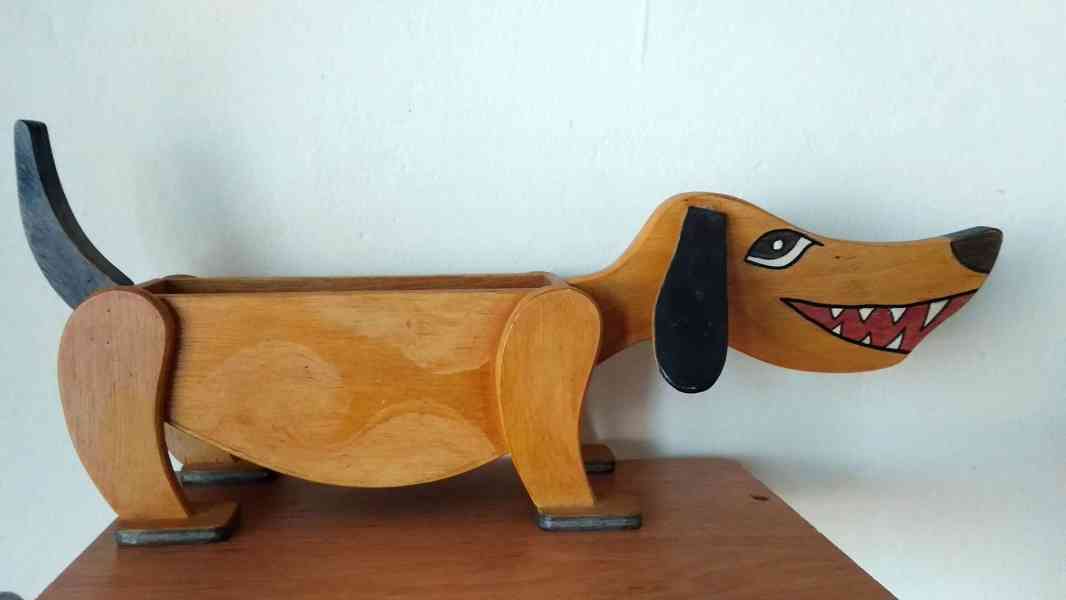 Dřevěný pes s "úložným prostorem" - foto 2