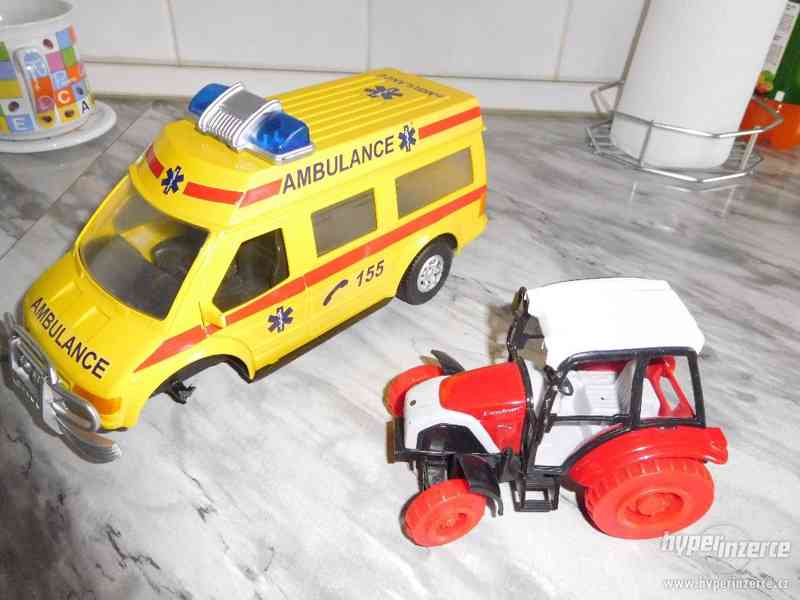hračky sanitka a traktor - foto 1